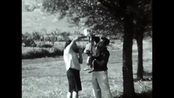 Rome Italië Juni 1950 Mensen Picknicken Bergen Jaar Zwart Wit — Stockvideo