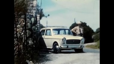 Roma, İtalya 16 Mart 1960: 60 'larda Fiat 1100 arabalı bir adam tatilde.