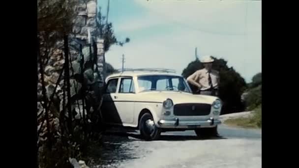 Roma Italia Marzo 1960 Hombre Con Fiat 1100 Coche Vacaciones — Vídeos de Stock