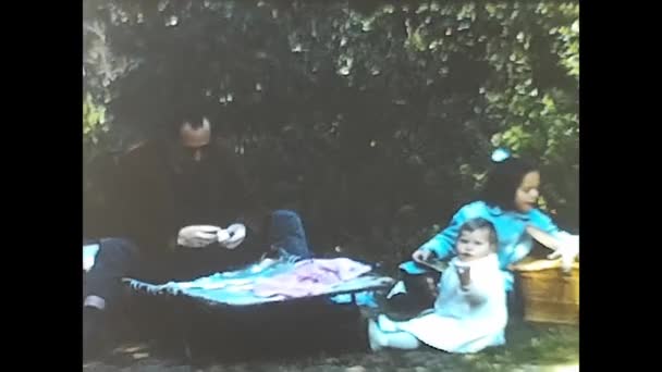 意大利 1960年3月16日 一家人去度假野餐 — 图库视频影像