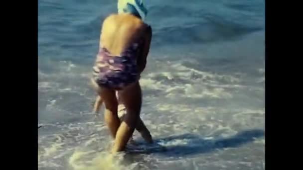 イタリアローマ1960年3月16日海の水の中の母親と娘60歳 — ストック動画