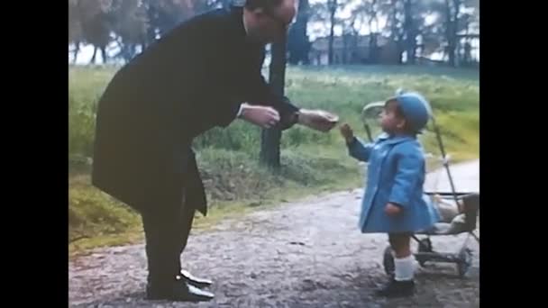 Rome Italy Maret 1960 Gadis Kecil Dengan Keluarga Taman Bermain — Stok Video