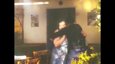 Roma, İtalya 10 Haziran 1960: 1960 'ların deniz ürünleri restoranında insanlar