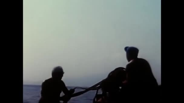 イタリアローマ1960年6月10日海岸にボートのある男たちが60歳で — ストック動画