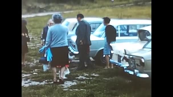 意大利维泰博 1960年3月18日 1960年代在Bomarzo公园停车场的人 — 图库视频影像