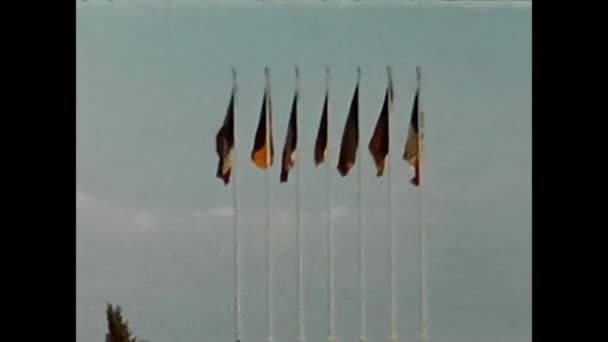 Марш Рому 1960 Року Прапори Стадіоном Заповненим Людьми — стокове відео