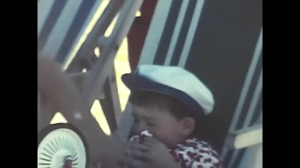 Lavinio Olaszország Június 1960 Emberek Strandon Nyaralás Közben Lavinio — Stock videók