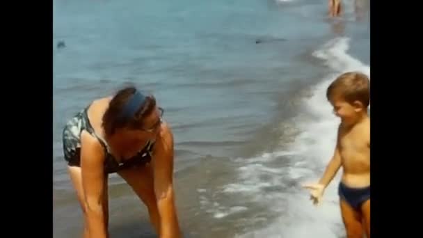 Lavinio Italy June 1960 Woman Child Water Sea 60S — Stockvideo