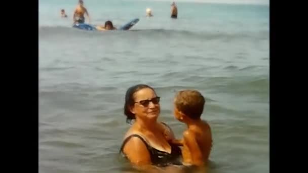 Lavinio Italia Junio 1960 Mujer Con Niño Agua Mar — Vídeos de Stock