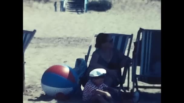 1960年6月10日 意大利 拉维尼欧 人们在拉维尼欧度假期间在海滩上 — 图库视频影像