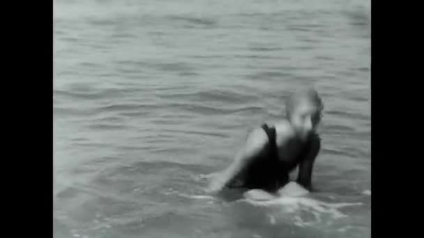 Livorno Mei 1940 Meisje Het Water Aan Zee Met Mat — Stockvideo