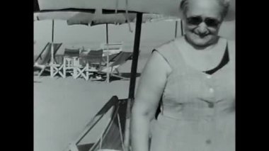Livorno, Toskana 13 Mayıs 1940: Siyah beyaz 40 'lı yıllarda Toskana' da tatil yapan insanlar