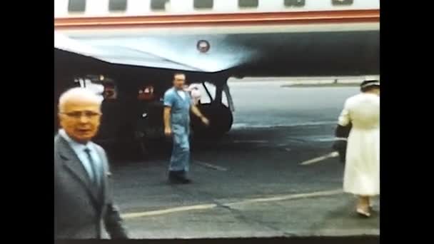 Niagara America May 1960 People Leave Twa Airliner 1960S — Αρχείο Βίντεο