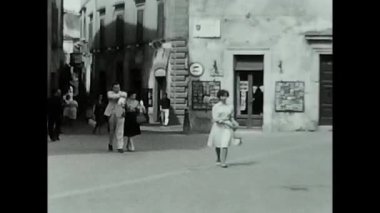 Floransa, İtalya 5 Aralık 1960: 1960 'da insanlar Floransa' da siyah beyaz turistler
