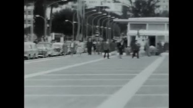 Floransa, İtalya 5 Aralık 1960: Floransa 'da insanların ve nehrin yanına park et.