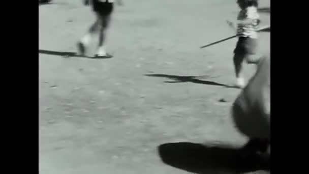 Florence Ιταλία Δεκεμβρίου 1960 Παιδιά Παίζουν Ασπρόμαυρη Δεκαετία Του — Αρχείο Βίντεο