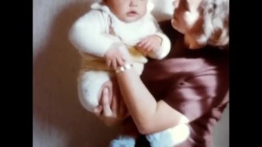 Roma, İtalya Haziran 01: 1960: 60 'larda annesinin kollarında küçük bir çocuk