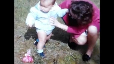 Roma, İtalya Haziran 01: 1960: Annesiyle küçük bir çocuk 60 'lı yıllarda parkta.