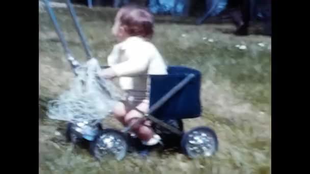 Rome Italy June 1960 Child Stroller Plays Countryside 60S — ストック動画