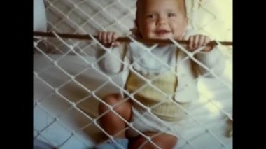 Roma, İtalya Haziran 01: 1960: 60 'larda evde boxer şortla oynayan küçük bir çocuk