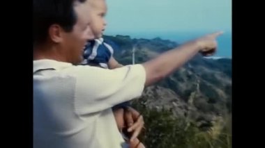 Roma, İtalya Haziran 01: 1960: Baba ve çocukları 60 'larda dağlarda tatilde.