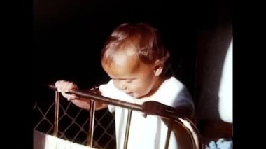 Roma, İtalya Haziran 01: 1960: 60 'larda evde boxer şortla oynayan küçük bir çocuk