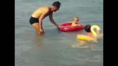 Roma, İtalya Haziran 01: 1960: Çocuk 60 'lı yılların botuyla denizde oynuyor