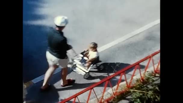 Rome Italy June 1960 Dad Children Walk 60S Holiday — 图库视频影像