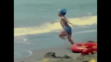 Roma, İtalya Haziran 01: 1960: 60 'lı yılların denizinde küçük kız oynuyor