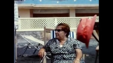 Roma, İtalya 15 Haziran 1960: Aile tatili deniz kenarı tatil beldesi 60 'larda
