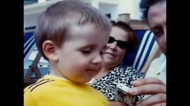 Roma, İtalya 15 Haziran 1960: Aile tatili deniz kenarı tatil beldesi 60 'larda