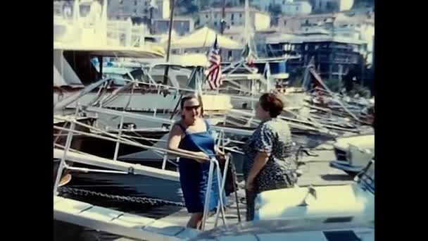 Roma Itália Junho 1960 Mulheres Porto Com Barcos Ancorados Década — Vídeo de Stock