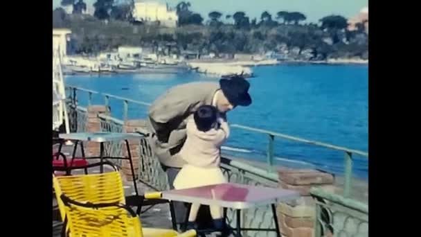 Rome Italy April 1970 Dad Daughter Holiday Sea 70S — Vídeo de stock