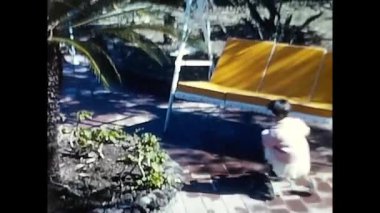 Roma, İtalya 18 Nisan 1970: 70 'lerin bahçesinde bisikletli küçük kız