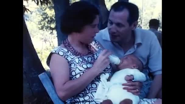 Rzym Włochy Kwietnia 1970 Rodzice Dają Mleko Butelką Dla Niemowlęcia — Wideo stockowe