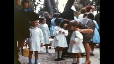 Roma, İtalya 18 Nisan 1970: 70 'lerde okula giden çocuklar ve aileler