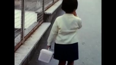 Roma, İtalya 18 Nisan 1970. Küçük kız 70 'li yıllarda okula gidiyor.