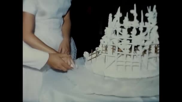 Rome Italy March 1960 Bride Groom Cake Cutting — Vídeo de Stock