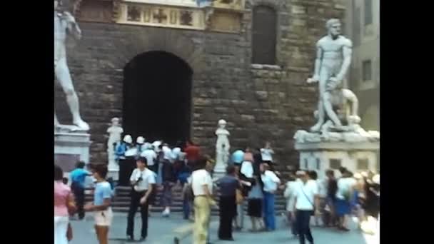 Florence Italy May 1960 Piazza Firenze Statues Tourists 60S — Video Stock
