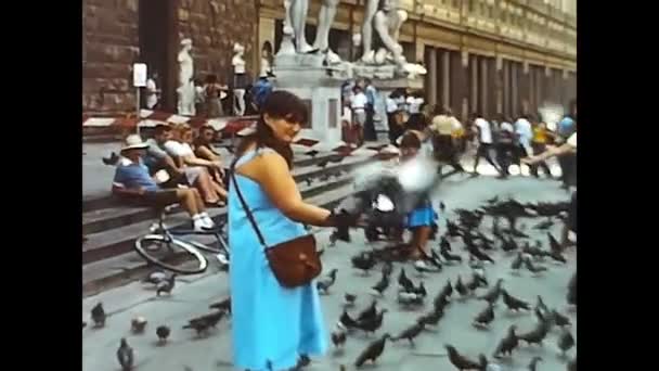 Florence Italy May 1960 Woman Who Feeds Pigeons Florence 60S — ストック動画