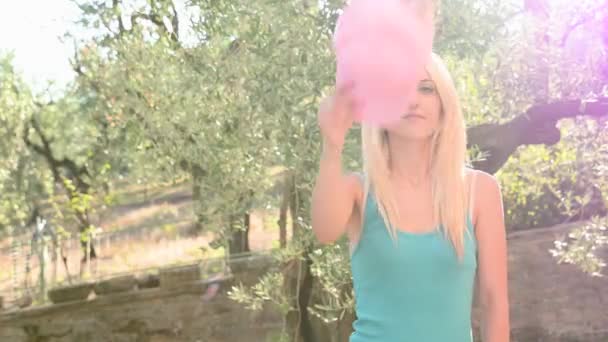 Блондинка Рожевим Капелюхом Фоні Природи — стокове відео