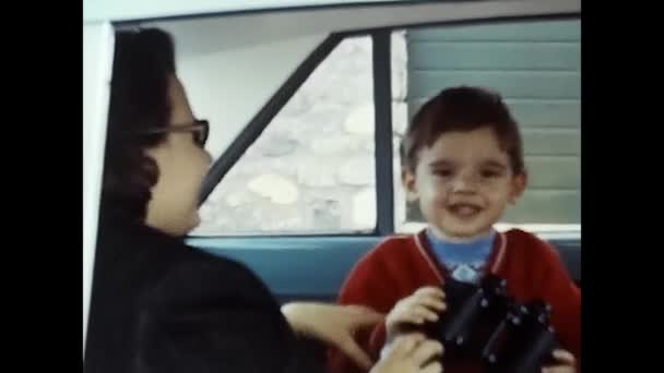 Argentario Italy March 1960 Mom Son Sitting Car 60S — Video Stock