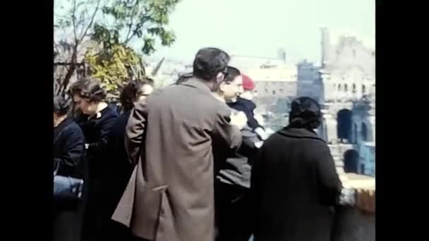 Рим Італія Березень 1960 Соціальні Сцени Людей Близько — стокове відео