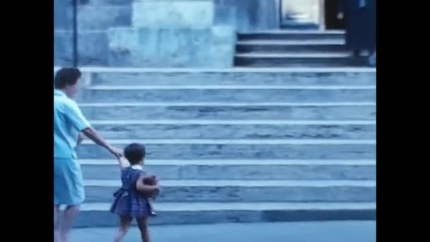 Ravello Naples June 1960 Woman Child Walking Ravello 60S — Vídeo de Stock