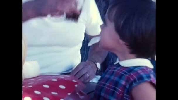 Ravello Naples June 1960 Family Little Girl Eat Picnic 60S — Vídeo de Stock