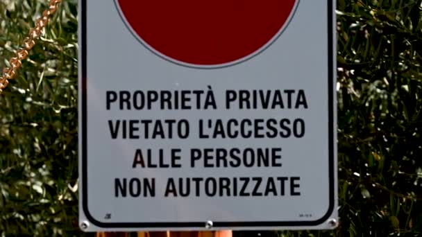 Señal Propiedad Privada Acceso Prohibido Colocado Una Entrada — Vídeo de stock