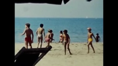 Lavinio, İtalya, Haziran 1970: Çocuklar 1970 'lerde Lavinio' da deniz kenarında oyun oynarlar