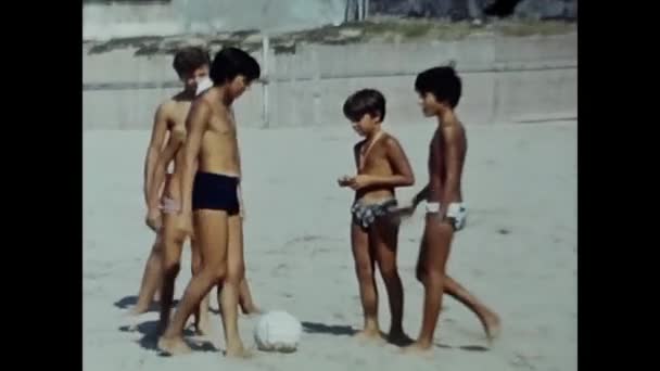 Lavinio Itália Junho 1970 Crianças Brincam Praia Mar Lavinio Com — Vídeo de Stock