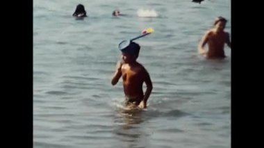 Lavinio, İtalya Haziran 1970: İnsanlar 1970 'lerde Lavinio Tide' da suda yüzüyorlar