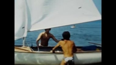 Lavinio, İtalya Haziran 1970: Lavinio halkı 1970 'lerde yelkenliyle denizde